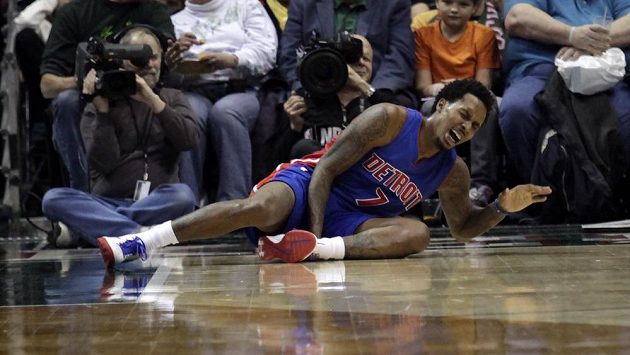 Zraněný basketbalista Detroitu Brandon Jennings Zraněný basketbalista Detroitu Brandon Jennings