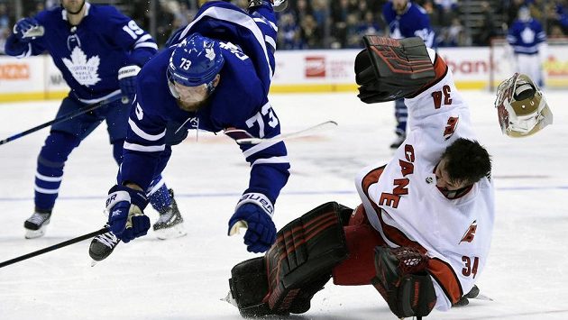 Gólman Caroliny Petr Mrázek odnesl tento střet s útočníkem Toronta Kylem Cliffordem otřesem mozku. Gólman Caroliny Petr Mrázek odnesl tento střet s útočníkem Toronta Kylem Cliffordem otřesem mozku.