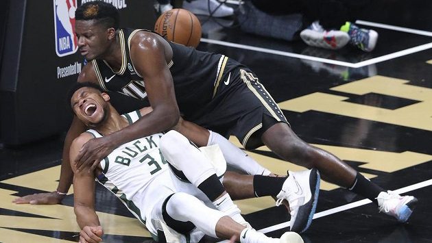 Centr basketbalistů Atlanty Hawks Clint Capela (nahoře) a hvězda Milwaukee Bucks Janis Adetokunbo padají k zemi po souboji v NBA. Centr basketbalistů Atlanty Hawks Clint Capela (nahoře) a hvězda Milwaukee Bucks Janis Adetokunbo padají k zemi po souboji v NBA.