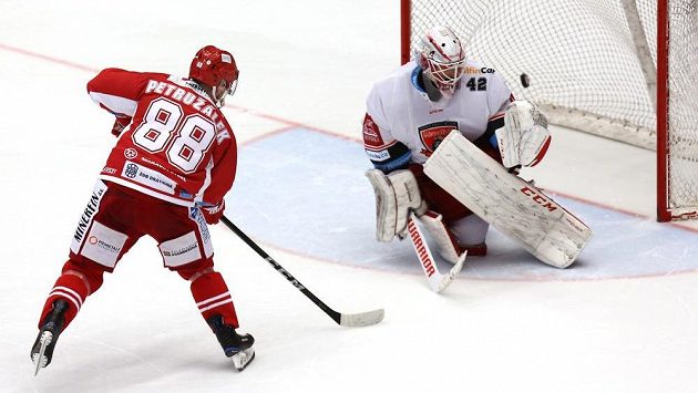 Jakub Petružálek z Třince dává vítězný gól v samostatných nájezdech. Vpravo je brankář Patrik Rybár z Hradce Králové. Jakub Petružálek z Třince dává vítězný gól v samostatných nájezdech. Vpravo je brankář Patrik Rybár z Hradce Králové.