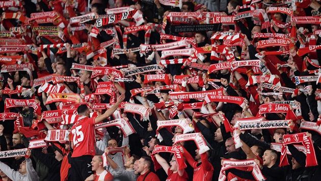 Fanoušci Unionu Berlín při utkání s Maccabi Haifa. Fanoušci Unionu Berlín při utkání s Maccabi Haifa.