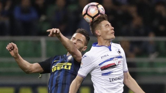 Patrik Schick (vpravo) ze Sampdorie Janov v hlavičkovém souboji s Danilem D'Ambrosiem z Interu Milán. Patrik Schick (vpravo) ze Sampdorie Janov v hlavičkovém souboji s Danilem D'Ambrosiem z Interu Milán.