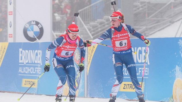 Markéta Davidová (vpravo) posílá do posledního okruhu štafety v Oberhofu Veroniku Vítkovou. Markéta Davidová (vpravo) posílá do posledního okruhu štafety v Oberhofu Veroniku Vítkovou.