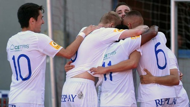 Radost ostravských fotbalistů po prvním gólu v utkání proti Znojmu. Radost ostravských fotbalistů po prvním gólu v utkání proti Znojmu.