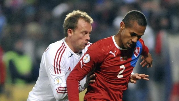 Theodor Gebre Selassie si kryje míč před Michaelem Kronh-Dehlim z Dánska. Theodor Gebre Selassie si kryje míč před Michaelem Kronh-Dehlim z Dánska.