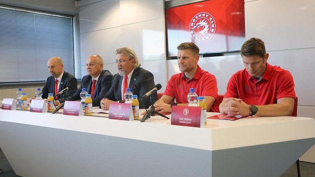 Zleva sportovní ředitel třineckého hokejového klubu Jan Peterek, viceprezident klubu Jan Czudek, prezident klubu Ján Moder, trenér Václav Varaďa a kapitán A týmu Petr Vrána. Zleva sportovní ředitel třineckého hokejového klubu Jan Peterek, viceprezident klubu Jan Czudek, prezident klubu Ján Moder, trenér Václav Varaďa a kapitán A týmu Petr Vrána.