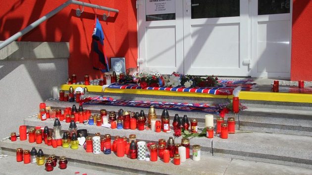 Fanoušci vytvořili na plzeňském stadiónu pietní místo. K fotografii zesnulého Františka Rajtorala přináší květiny, svíčky a klubové šály. Fanoušci vytvořili na plzeňském stadiónu pietní místo. K fotografii zesnulého Františka Rajtorala přináší květiny, svíčky a klubové šály.