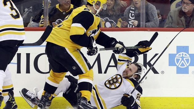 V Pittsburghu si na bostonského kanonýra Davida Pastrňáka (dole) vyšlápl i legendární Sidney Crosby. V Pittsburghu si na bostonského kanonýra Davida Pastrňáka (dole) vyšlápl i legendární Sidney Crosby.