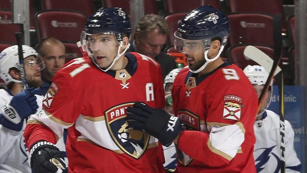 Útočník Floridy Panthers Radim Vrbata (vlevo) gratuluje spoluhráči Brandonu Pirrimu ke gólu v přípravném utkání na nový ročník NHL. Útočník Floridy Panthers Radim Vrbata (vlevo) gratuluje spoluhráči Brandonu Pirrimu ke gólu v přípravném utkání na nový ročník NHL.