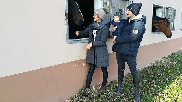 Parkuroví jezdci Natálie Roučková a Aleš Opatrný se svým mladším synem Oliverem na ranči v Hořovicích. Parkuroví jezdci Natálie Roučková a Aleš Opatrný se svým mladším synem Oliverem na ranči v Hořovicích.