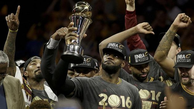 LeBron James z Clevelandu (uprostřed) oslavuje se svými spoluhráči vítězství v NBA. LeBron James z Clevelandu (uprostřed) oslavuje se svými spoluhráči vítězství v NBA.