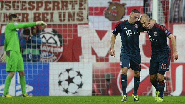 Zleva překonaný brankář Plzně Matúš Kozáčik, střelec gólu z penalty Franck Ribéry a Arjen Robben z Bayernu. Zleva překonaný brankář Plzně Matúš Kozáčik, střelec gólu z penalty Franck Ribéry a Arjen Robben z Bayernu.