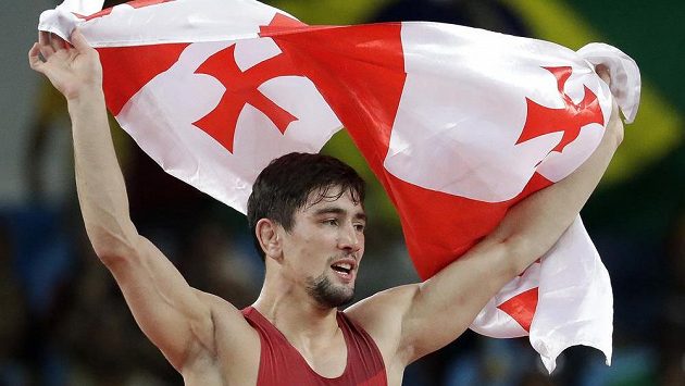 Gruzínský zápasník Vladimer Chinčegašvili po olympijském triumfu. Gruzínský zápasník Vladimer Chinčegašvili po olympijském triumfu.
