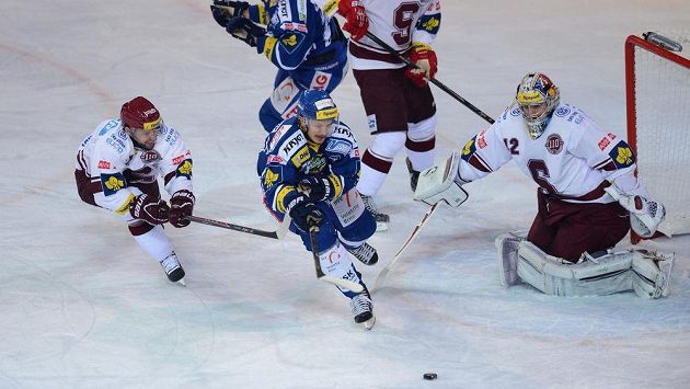 Obránce Brna Ondřej Dlapa (uprostřed) a brankář Sparty Tomáš Pöpperle během 7. utkání semifinále. Obránce Brna Ondřej Dlapa (uprostřed) a brankář Sparty Tomáš Pöpperle během 7. utkání semifinále.