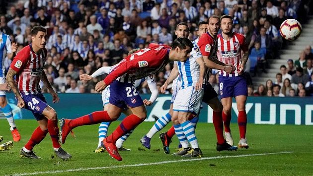 Álvaro Morata střílí první gól Atlética Madrid v ligovém utkání proti San Sebastianu. Álvaro Morata střílí první gól Atlética Madrid v ligovém utkání proti San Sebastianu.