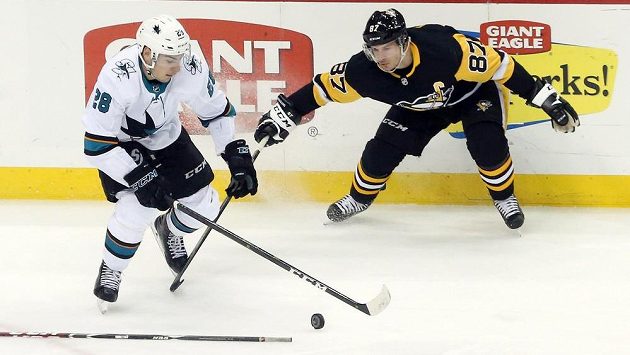 Pravé křídlo San Jose Timo Meier v souboji o puk s kapitánem Pittsburghu Sidneym Crosbym. Pravé křídlo San Jose Timo Meier v souboji o puk s kapitánem Pittsburghu Sidneym Crosbym.