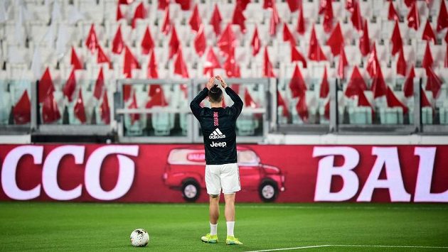 Fotbalista Juventusu Turín Cristiano Ronaldo zdraví prázdné tribuny. Fotbalista Juventusu Turín Cristiano Ronaldo zdraví prázdné tribuny.