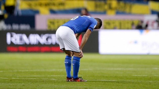 Italský reprezentant Antonio Candreva po porážce ve Švédsku. Dokáže Squadra Azzura v odvetě vybojovat postup? Italský reprezentant Antonio Candreva po porážce ve Švédsku. Dokáže Squadra Azzura v odvetě vybojovat postup?