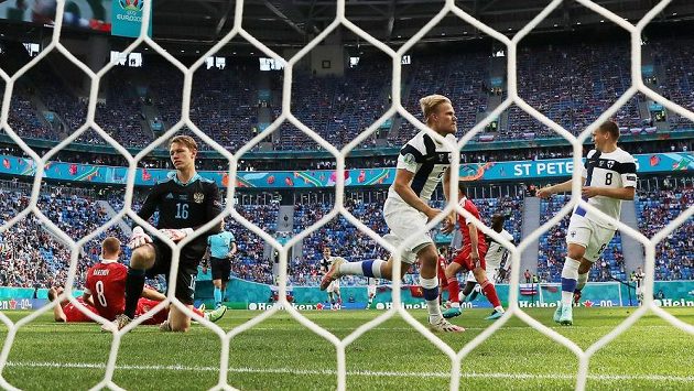 Fin Joel Pohjanpalo (20) už v úvodu utkání slavil gól, ale radost byla předčasná, byl v ofsajdu. Na snímku dále mj. Robin Lod (8) a ruský brankář Matvej Safonov. Fin Joel Pohjanpalo (20) už v úvodu utkání slavil gól, ale radost byla předčasná, byl v ofsajdu. Na snímku dále mj. Robin Lod (8) a ruský brankář Matvej Safonov.