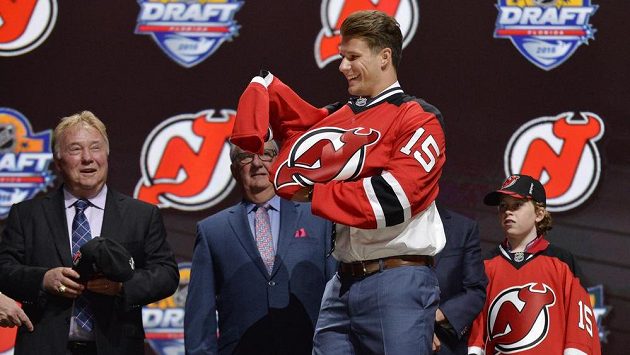 Pavel Zacha obléká dres New Jersey. Pavel Zacha obléká dres New Jersey.