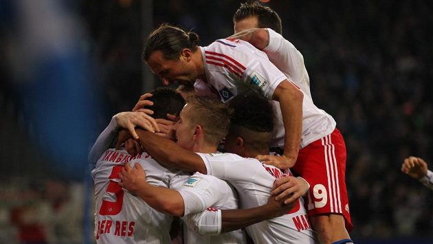 Petr Jiráček (s čílem 19) se raduje z vítězného gólu svého Hamburku v bundesligovém utkání proti Mohuči. Petr Jiráček (s čílem 19) se raduje z vítězného gólu svého Hamburku v bundesligovém utkání proti Mohuči.