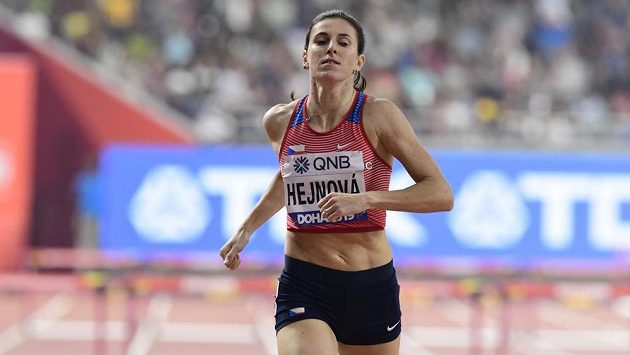 Zuzana Hejnová dobíhá do cíle finále čtvrtky překážek na MS v Dauhá. Zuzana Hejnová dobíhá do cíle finále čtvrtky překážek na MS v Dauhá.