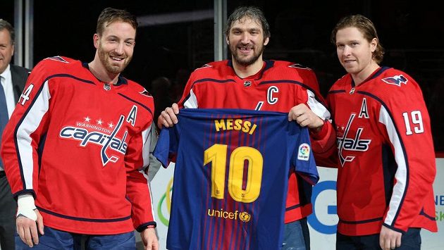 Hokejový útočník Alexandr Ovečkin pózuje s dresem Lionela Messiho. Vlevo je obránce Washingtonu Brooks Orpik, vpravo útočník Nicklas Bäckström. Hokejový útočník Alexandr Ovečkin pózuje s dresem Lionela Messiho. Vlevo je obránce Washingtonu Brooks Orpik, vpravo útočník Nicklas Bäckström.