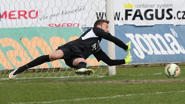 Brankář Baníku Jiří Pavlenka vyráží Kolářovu penaltu v utkání proti Plzni. Brankář Baníku Jiří Pavlenka vyráží Kolářovu penaltu v utkání proti Plzni.
