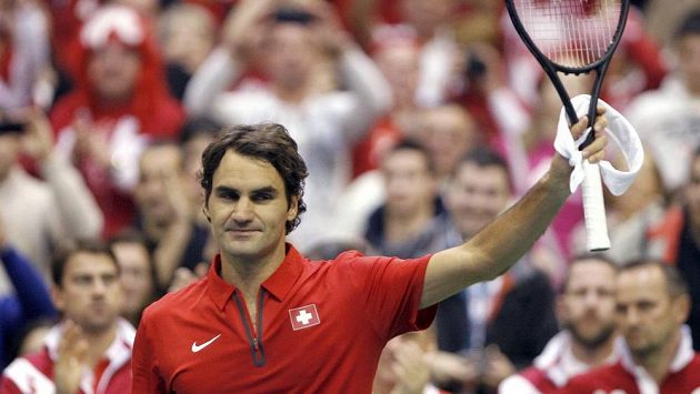 Švýcar Roger Federer zdraví fanoušky po výhře nad Ilijou Bozoljacem ze Srbska. Švýcar Roger Federer zdraví fanoušky po výhře nad Ilijou Bozoljacem ze Srbska.