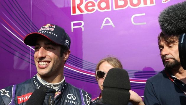 Daniel Ricciardo si vyzkoušel vůz Red Bull při letošním testu mladých pilotů v Silverstonu. Daniel Ricciardo si vyzkoušel vůz Red Bull při letošním testu mladých pilotů v Silverstonu.