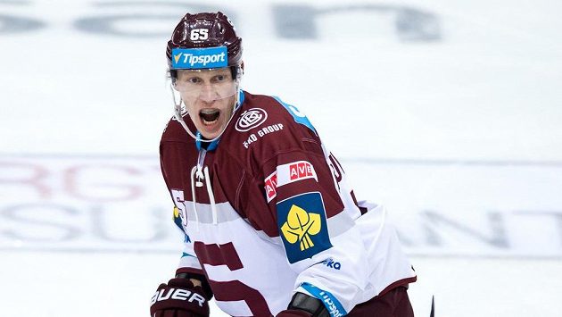 Obránce Sparty Michal Čajkovský během utkání hokejové Tipsport extraligy s Vítkovicemi. Obránce Sparty Michal Čajkovský během utkání hokejové Tipsport extraligy s Vítkovicemi.