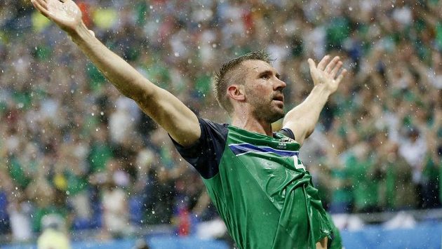 Severoirský fotbalista Gareth McAuley se raduje z gólu proti Ukrajině. Severoirský fotbalista Gareth McAuley se raduje z gólu proti Ukrajině.