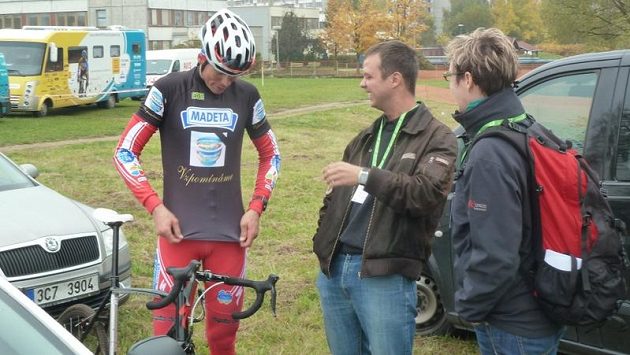 Cyklokrosař Petr Dlask a jeho kontroverzní "smuteční" trikot Cyklokrosař Petr Dlask a jeho kontroverzní "smuteční" trikot