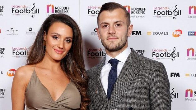 Fotbalista West Hamu Jack Wilshere a manželka Andriani. Fotbalista West Hamu Jack Wilshere a manželka Andriani.