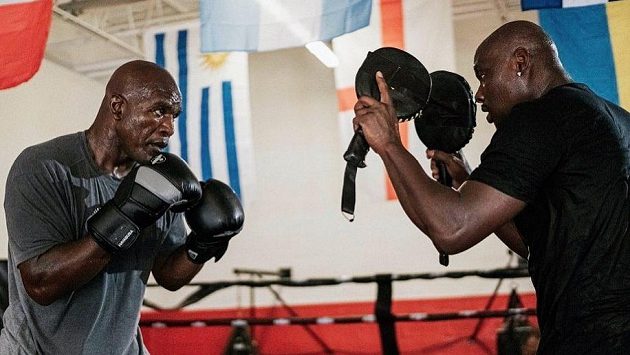 Evander Holyfield se po deseti letech vrátí do ringu. Evander Holyfield se po deseti letech vrátí do ringu.