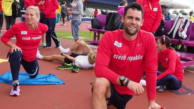 Tyčkař Jan Kudlička se rozcvičuje v Londýně spolu se svou přítelkyní Jiřinou Ptáčníkovou. Tyčkař Jan Kudlička se rozcvičuje v Londýně spolu se svou přítelkyní Jiřinou Ptáčníkovou.