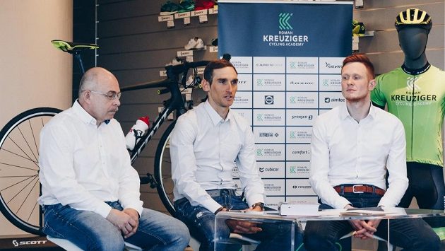 Roman Kreuziger (uprostřed) při představení vlastní cyklistické akademie. Vlevo sportovní ředitel Václav Novák a Petr Kubias. Roman Kreuziger (uprostřed) při představení vlastní cyklistické akademie. Vlevo sportovní ředitel Václav Novák a Petr Kubias.