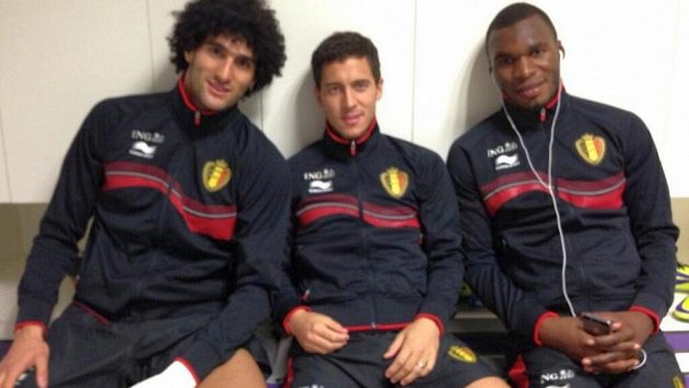 Marouane Fellaini (vlevo) na společné fotce s dalšími belgickými reprezentanty. Ilustračí foto. Marouane Fellaini (vlevo) na společné fotce s dalšími belgickými reprezentanty. Ilustračí foto.