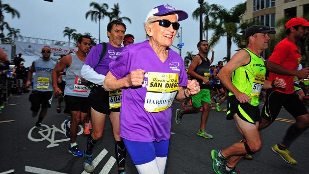 Američanka Harriette Thompsonová, ve 92 letech se stala nejstarší ženou, která kdy dokončila maraton. Američanka Harriette Thompsonová, ve 92 letech se stala nejstarší ženou, která kdy dokončila maraton.