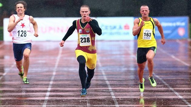 Pavel Maslák sprintuje při atletické extralize v Kladně, vlevo s ním bojuje Jan Jirka, vpravo Jan Veleba. Pavel Maslák sprintuje při atletické extralize v Kladně, vlevo s ním bojuje Jan Jirka, vpravo Jan Veleba.