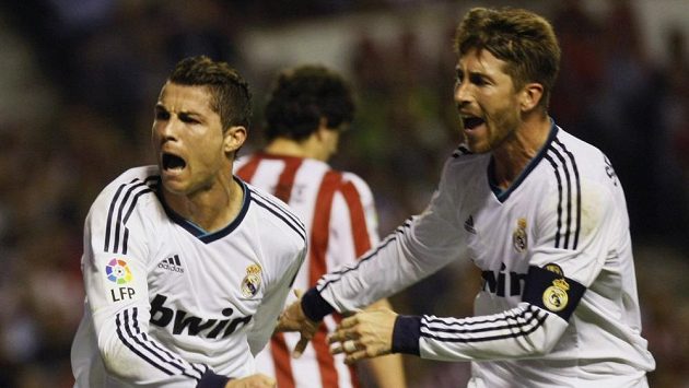 Záložník Realu Madrid Cristiano Ronaldo (vlevo) oslavuje se Sergiem Ramose jeden ze svých gólů do sítě Bilbaa. Záložník Realu Madrid Cristiano Ronaldo (vlevo) oslavuje se Sergiem Ramose jeden ze svých gólů do sítě Bilbaa.