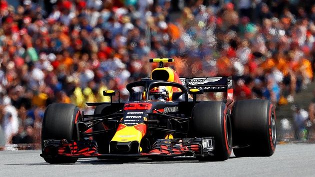 Max Verstappen s vozem Red Bull na okruhu ve Spielbergu. Max Verstappen s vozem Red Bull na okruhu ve Spielbergu.