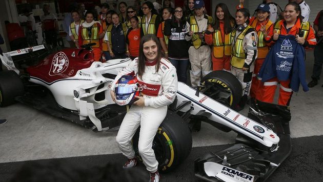 Tatiana Calderónová se svezla ve formuli 1. Tatiana Calderónová se svezla ve formuli 1.