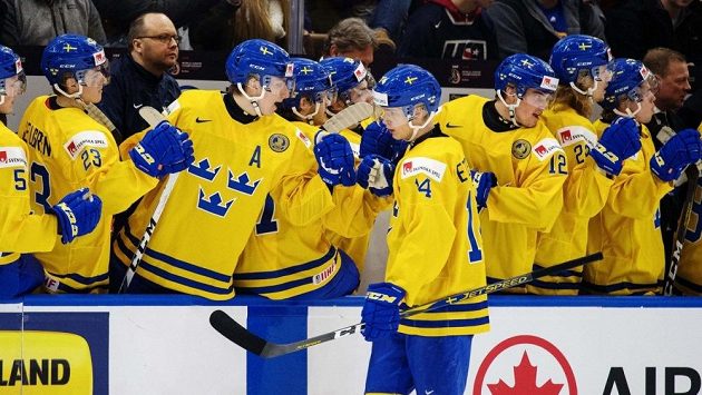 Švédský útočník Elias Pettersson slaví se spoluhráči gól na MS. Švédský útočník Elias Pettersson slaví se spoluhráči gól na MS.