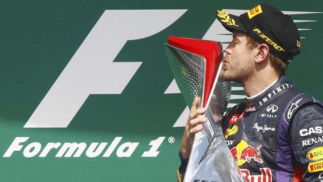 Pilot Red Bullu Sebastian Vettel se raduje z vítězství v GP Kanady. Pilot Red Bullu Sebastian Vettel se raduje z vítězství v GP Kanady.