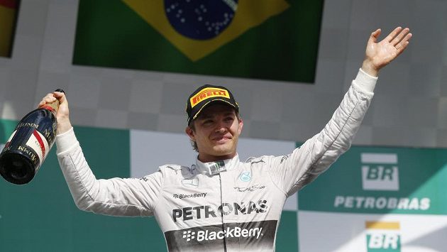 Nico Rosberg slaví výhru v Brazílii, díky které snížil náskok Lewise Hamiltona v čele pořadí F1. Nico Rosberg slaví výhru v Brazílii, díky které snížil náskok Lewise Hamiltona v čele pořadí F1.