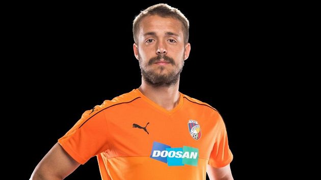 Luděk Pernica představuje nový oranžový dres Viktorie Plzeň. Luděk Pernica představuje nový oranžový dres Viktorie Plzeň.