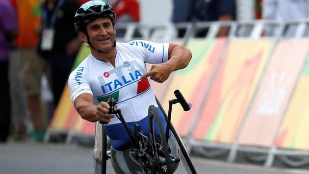 Bývalý jezdec formule 1 Alex Zanardi se po vážné nehodě na handbiku podrobil čtvrté operaci hlavy. Bývalý jezdec formule 1 Alex Zanardi se po vážné nehodě na handbiku podrobil čtvrté operaci hlavy.