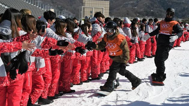 Korejští dobrovolníci vítali v cíli každého snowboardistu. Takto přivítali Petra Horáka (vpředu). Korejští dobrovolníci vítali v cíli každého snowboardistu. Takto přivítali Petra Horáka (vpředu).