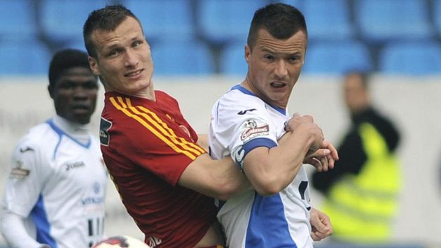Útočník Baníku Václav Svěrkoš (vpravo) v souboji se stoperem Dukly Lukášem Štětinou. Útočník Baníku Václav Svěrkoš (vpravo) v souboji se stoperem Dukly Lukášem Štětinou.
